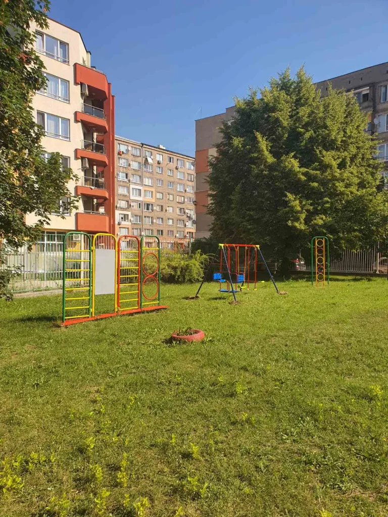 Дворът и площадките на детската градина